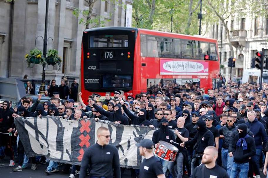 L’invasione dei tifosi dell’Ajax a Londra. Epa